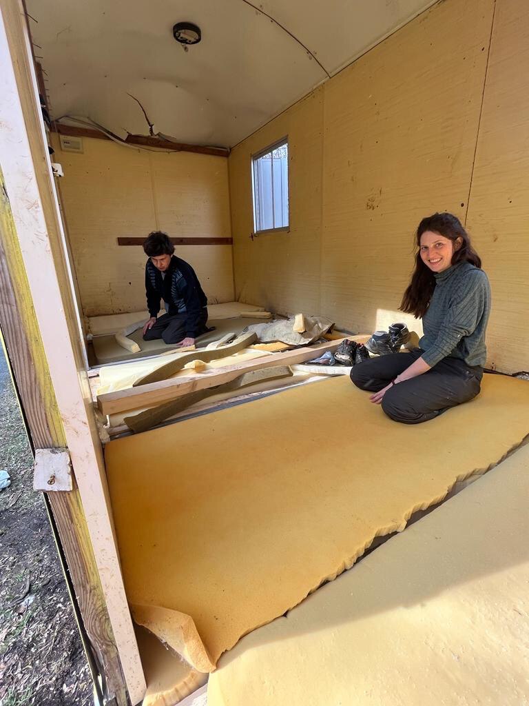 Nach aufwendigem Entrosten isolieren wir den Boden mit filetierten Schaumstoffmatratzen. Upcycling auch hier :-)